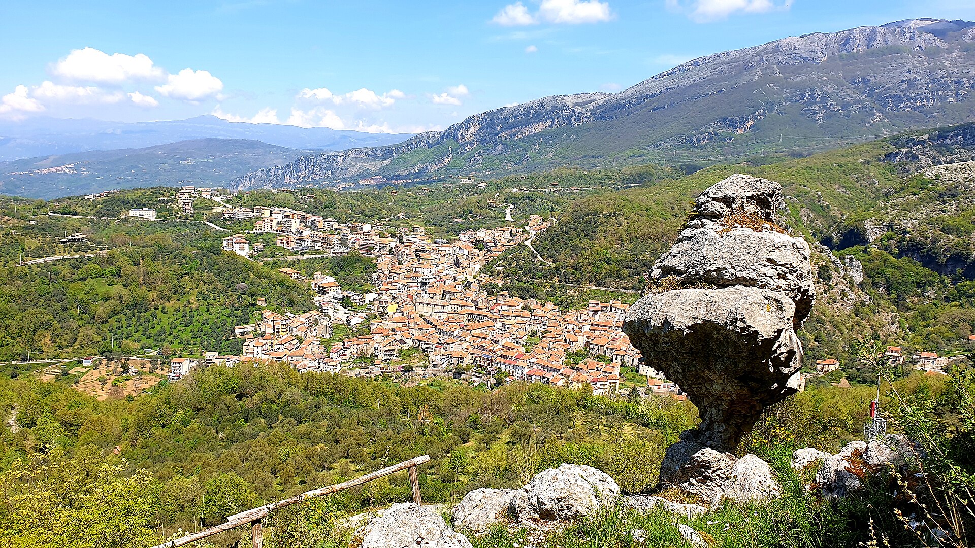 Panorama di Piaggine (Sa) dalla caratteristica Pietra dell'uomo — Piaggine